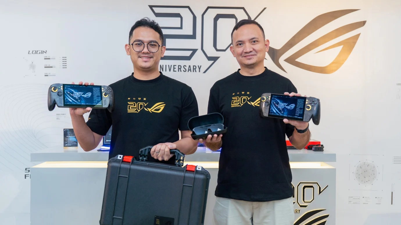 Left to right: Adrian Pradipta, Technical Public Relations ASUS Indonesia; Brama Setyadi, Head of PR & Digital ASUS Indonesia